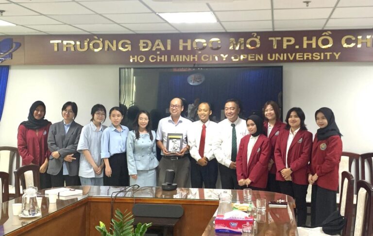 Magang CoE Diplomasi Bahasa, Mahasiswa Prodi Pendidikan Bahasa Indonesia FKIP UMM Ajarkan Bahasa Indonesia di Vietnam