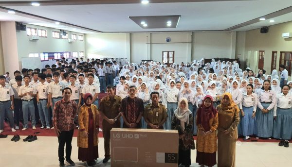 Professor Back to School: Prof. Eko Susetyarini Inspirasi Siswa SMA Negeri Kedungwaru