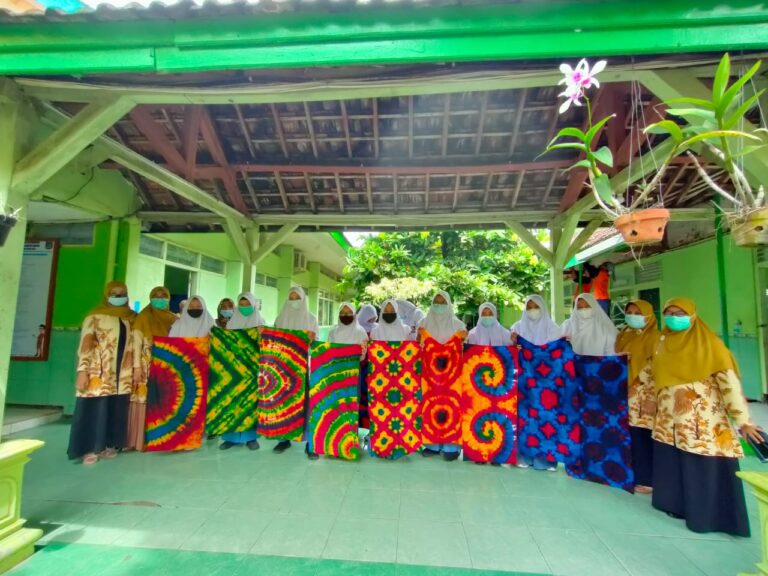 PMB, PGSD UMM Gelar Pelatihan Batik Shibori Berbasis Penguatan Pendidikan Karakter