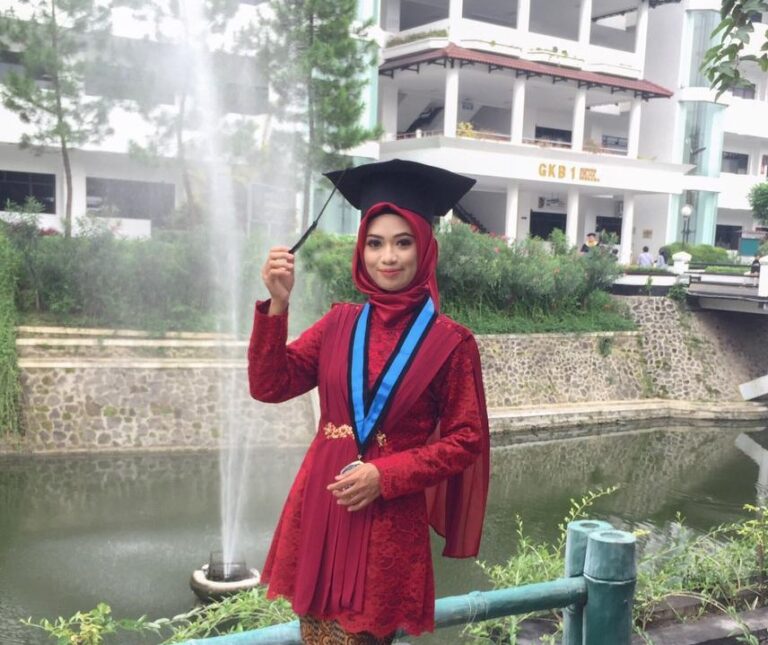 Kisah Dinik Sukma, Penelitian di Sekolah Indonesia Bangkok Hingga Lulus Cumlaude