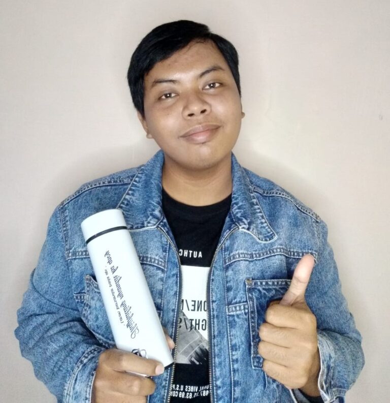 Kreasi Tumbler Bernuansa Budaya Madura yang Stylish dan Ramah Lingkungan Rancangan Mahasiswa FKIP UMM