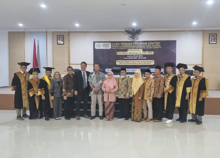 Sukses Sajikan Disertasi Tentang Translanguaging, Rina Wahyu Setyaningrum Sah Kantongi Gelar Doktor dan Lulus Cumlaude