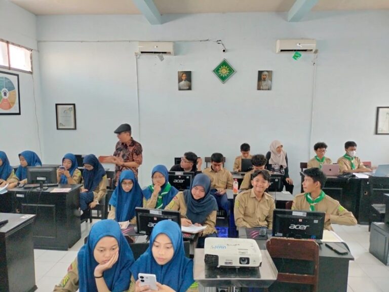 Di SMA Muhammadiyah 1 Malang, Dosen Pendidikan Bahasa Indonesia Kenalkan Sastra Profetik Hingga Hasilkan Antologi Cerpen