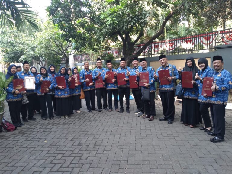HUT Ke-78 RI, 12 Dosen FKIP Terima Anugerah Satyalancana Karya Satya