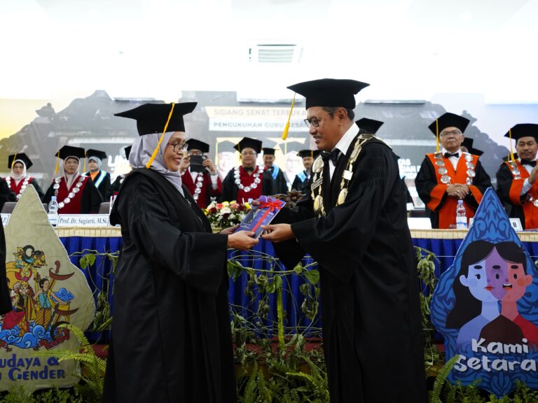 Angkat Potensi Kacang Koro, Elly Purwanti Dikukuhkan Sebagai Guru Besar Bidang Ilmu Pendidikan Biologi