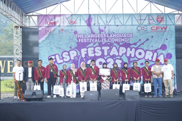 Wisuda FLSP Festaphoria, Khansa Nailah Shafa, mahasiswa Program Studi Pendidikan Bahasa Inggris FKIP Raih Penghargaan Terbaik